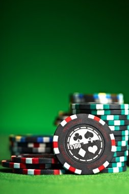 Live-dealer Fortune Tiger session showing croupier, multi-camera feed, and player stake entry